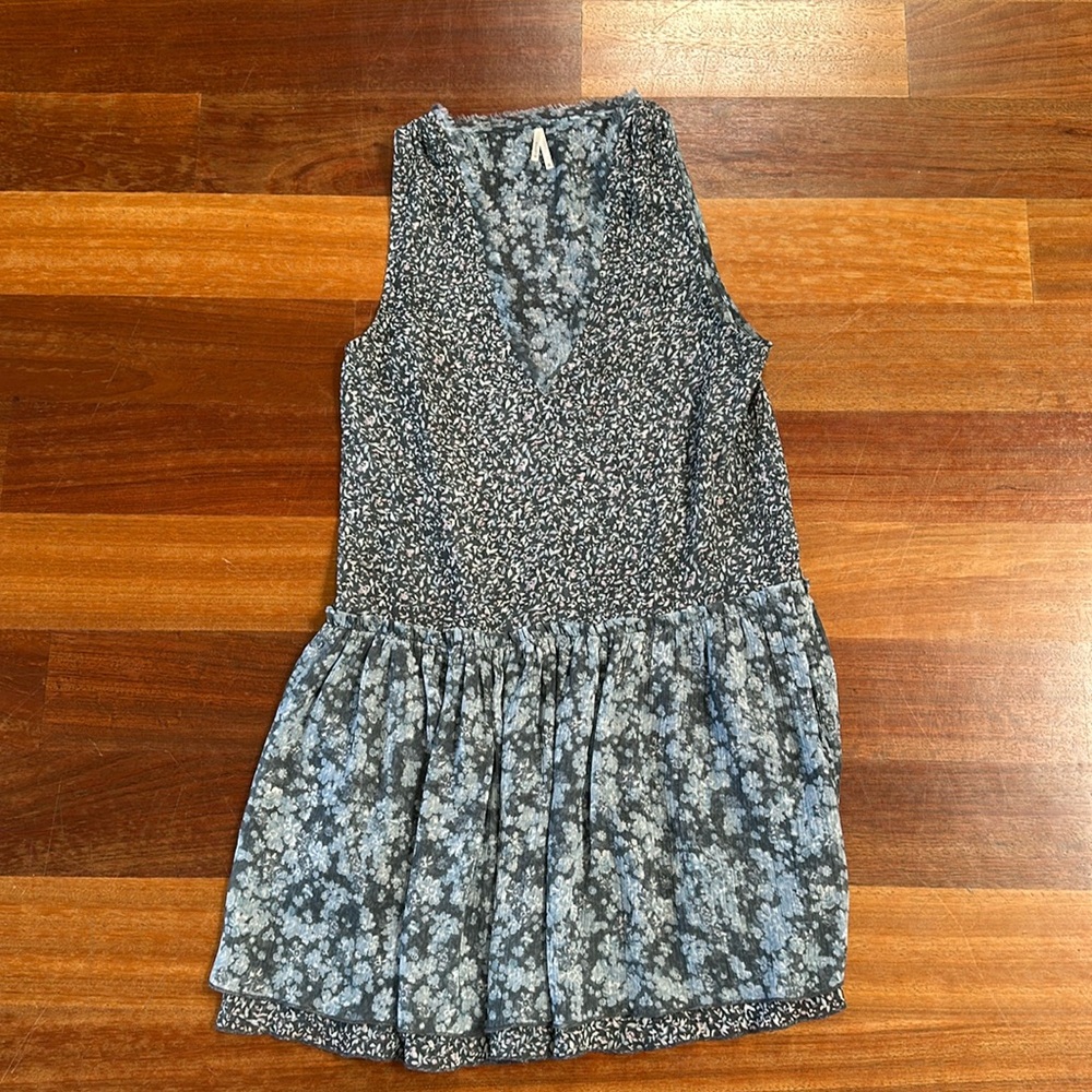 Sleeveless v-neck floral dress The Letter brand size Small